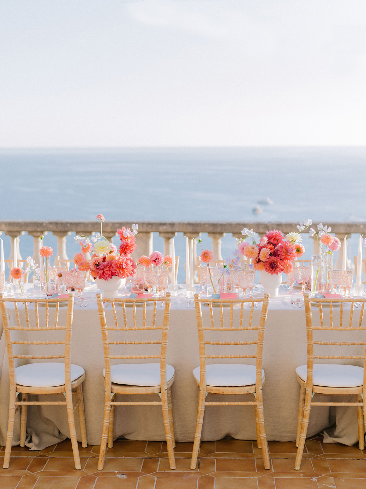 une mariée tient un bouquet de flaurs